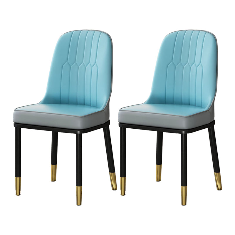 Chaises de salle à manger en métal de style scandinave.