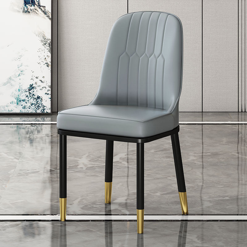 Chaises de salle à manger en métal de style scandinave.