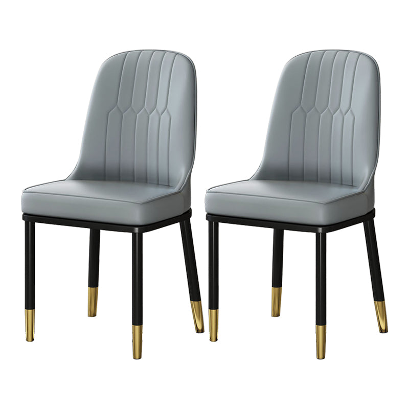 Chaises de salle à manger en métal de style scandinave.