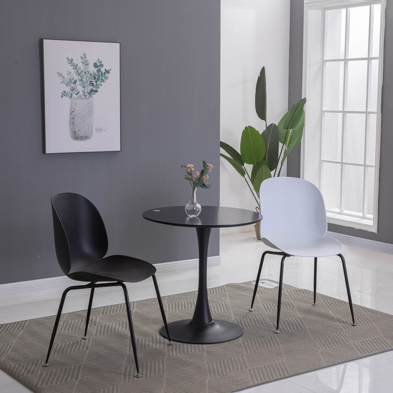 Silla lateral escandinava casera silla de comedor de plástico con patas negras