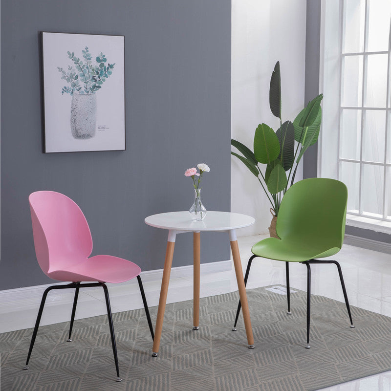 Silla lateral escandinava casera silla de comedor de plástico con patas negras