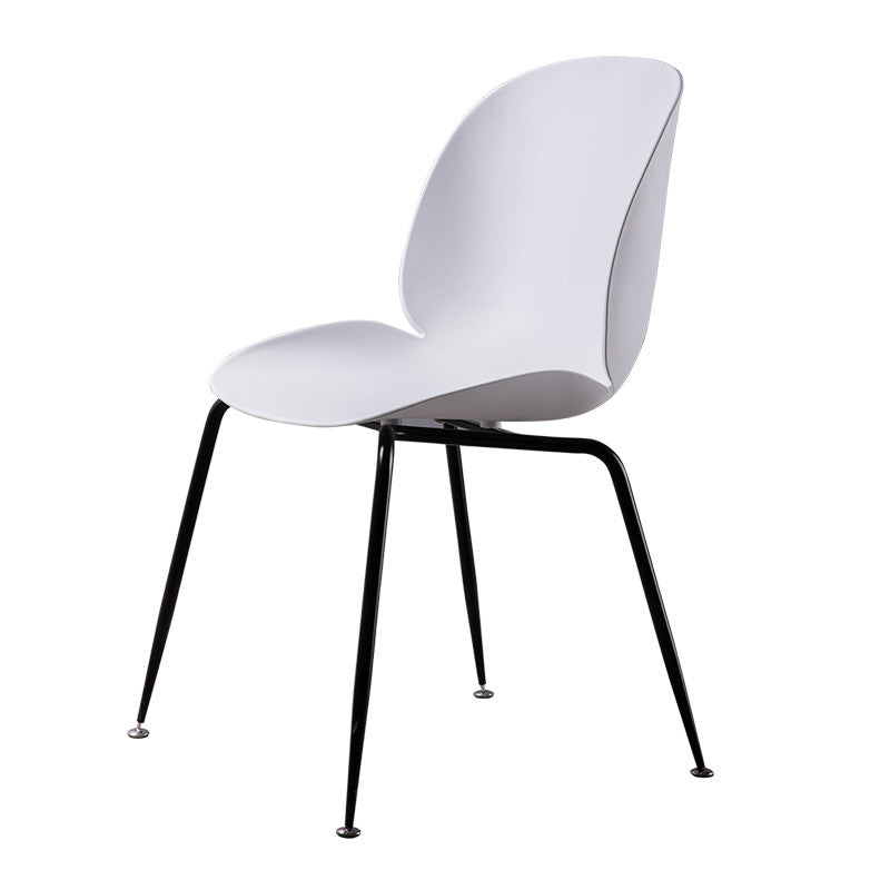 Silla lateral escandinava casera silla de comedor de plástico con patas negras