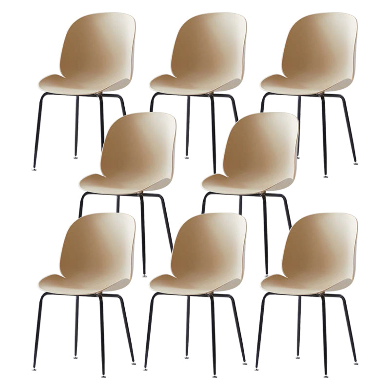 Silla lateral escandinava casera silla de comedor de plástico con patas negras