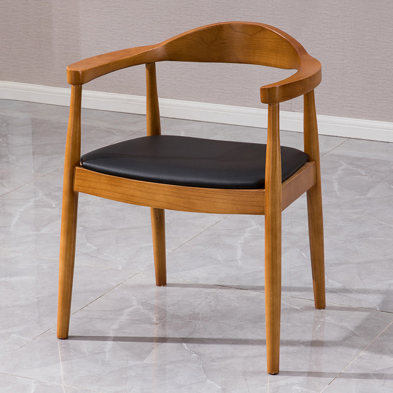 Cuisine de chaises en bois massif de style traditionnel dinant la chaise latérale arrière ouverte