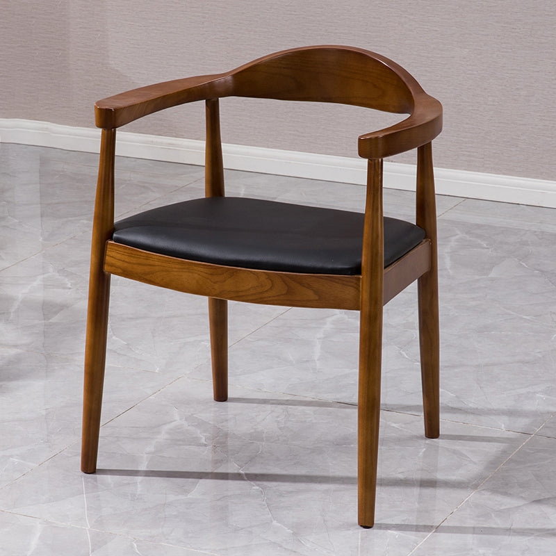 Cuisine de chaises en bois massif de style traditionnel dinant la chaise latérale arrière ouverte
