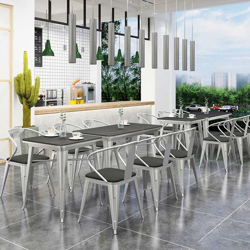 Industriële eetkamertafel Gesinterde stenen tafel met sledeonderstel voor thuiskeukendiner