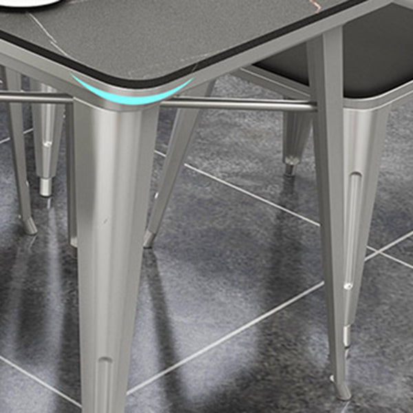 Industriële eetkamertafel Gesinterde stenen tafel met sledeonderstel voor thuiskeukendiner