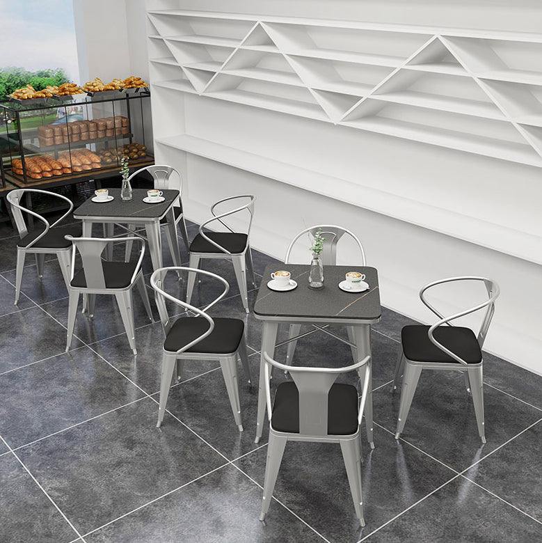 Industriële eetkamertafel Gesinterde stenen tafel met sledeonderstel voor thuiskeukendiner