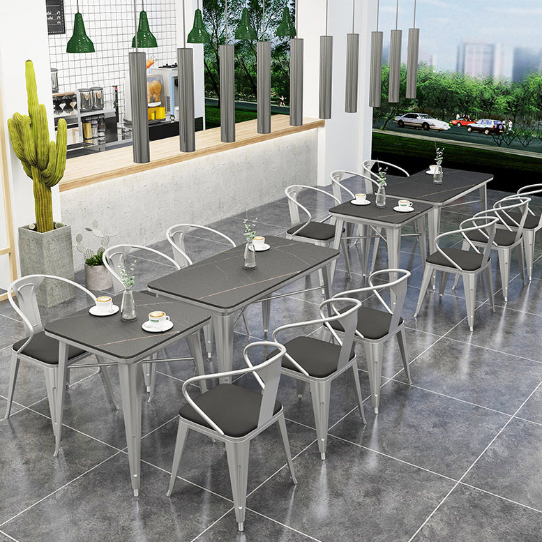 Industriële eetkamertafel Gesinterde stenen tafel met sledeonderstel voor thuiskeukendiner