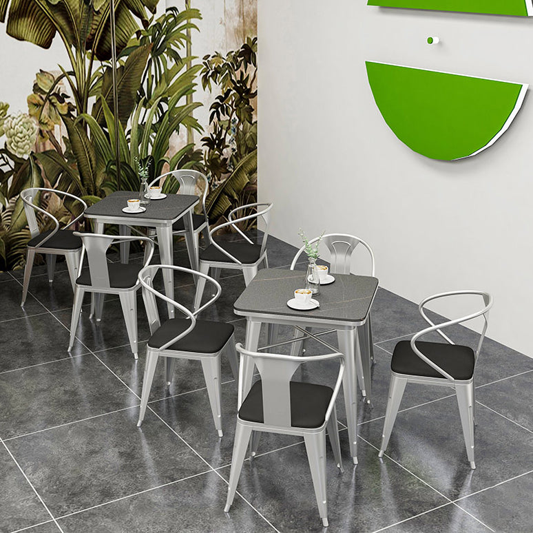 Industriële eetkamertafel Gesinterde stenen tafel met sledeonderstel voor thuiskeukendiner