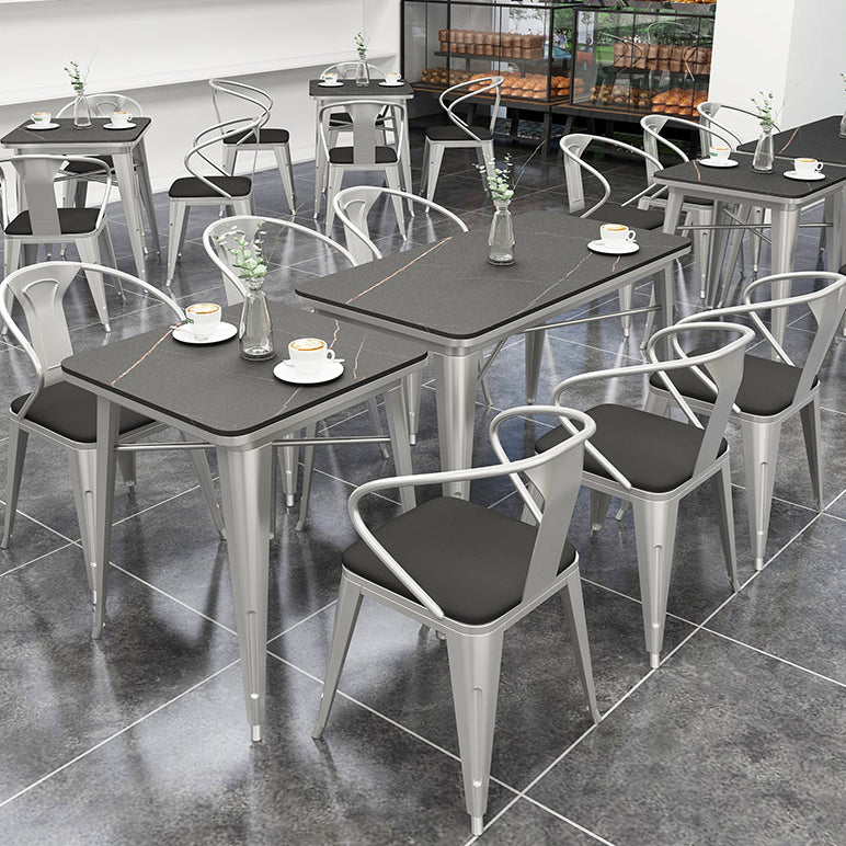 Industriële eetkamertafel Gesinterde stenen tafel met sledeonderstel voor thuiskeukendiner
