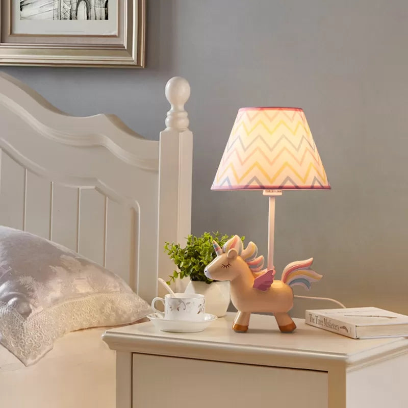 Animal Unicorn Desk Lamp Resin 1 Light de bureau rose clair avec nuance de tissu pour chambre de filles
