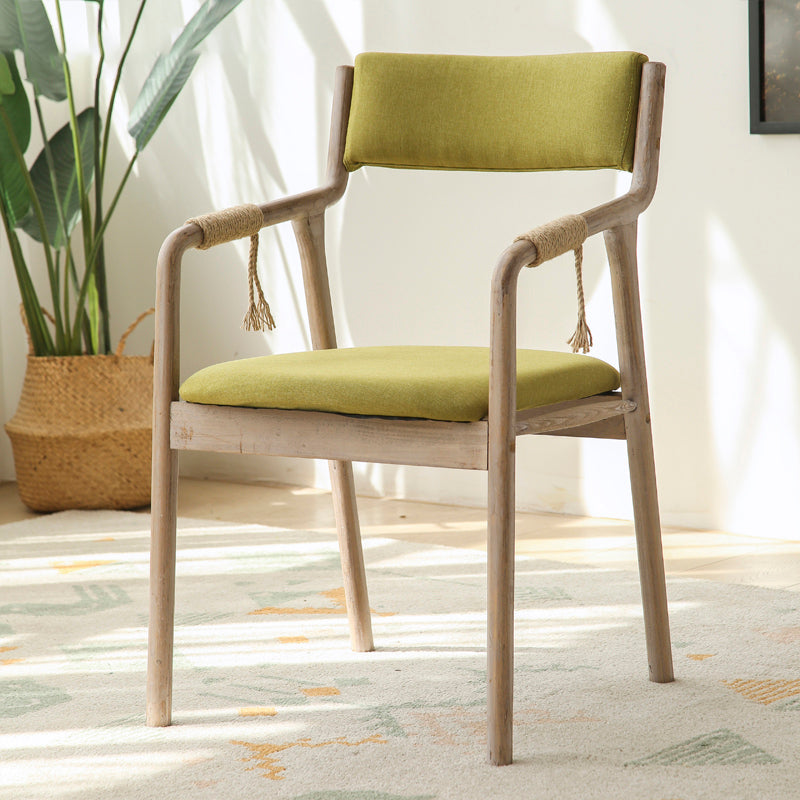 Le style campagnard dinant le fauteuil d'intérieur tapissé par toile de bras de fauteuils de dos ouvert