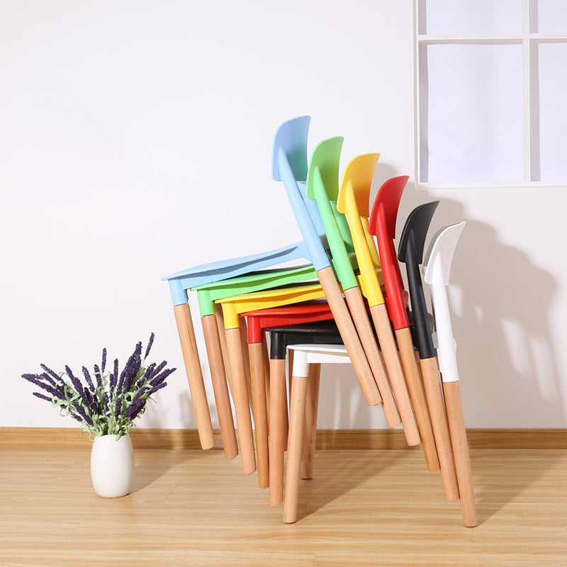 Chaises de salle à manger sans bras empilables en plastique ou ouverte la chaise latéral avec des cuisses de bois