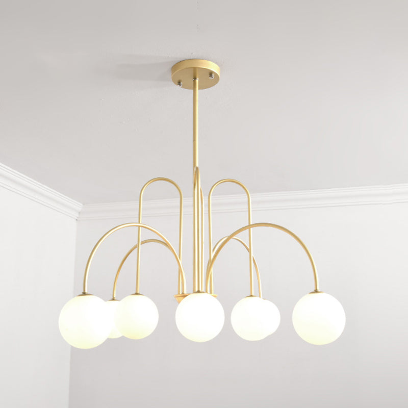 Moderno lampadario in ferro laccato a sospensione a sospensione a ciondolo di lusso con tonalità di vetro bianco