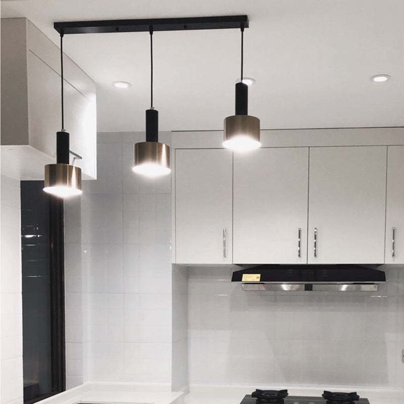 Luce a sospensione in cilindroide nera e oro in ferro battuto in ferro di lusso moderno