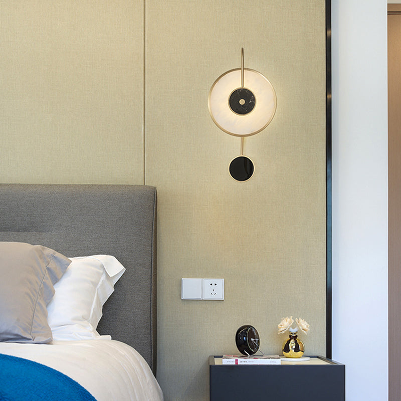 Lampada di sconde geometrica moderna lampada a parete in oro a 1 luce con tonalità di pietra bianca