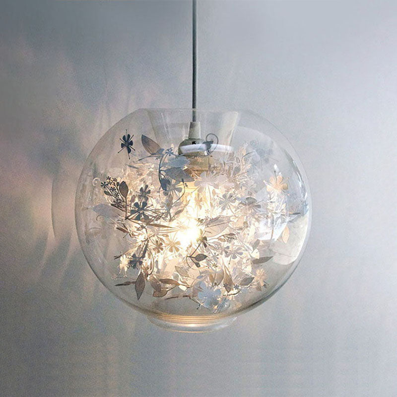 Un capestro a basso globo appeso vetro trasparente moderno ciondolo di illuminazione moderna