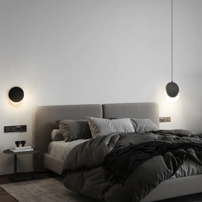 Schlafzimmer mit einer Kopfwand nach Metall postmoderne Wand montiertes Leuchte