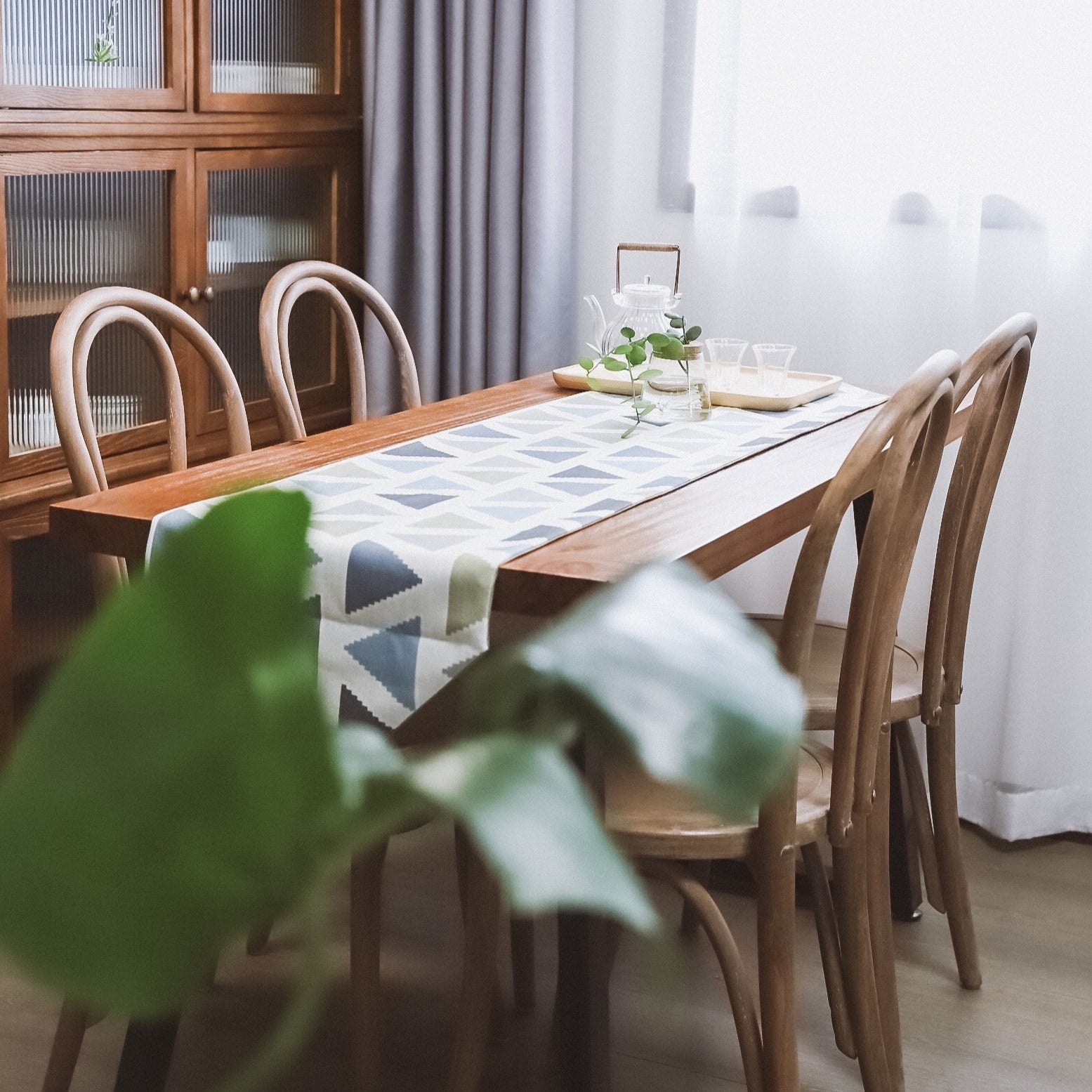 Le bois de hêtre de style contemporain préside la cuisine arrière de Windsor dinant la chaise