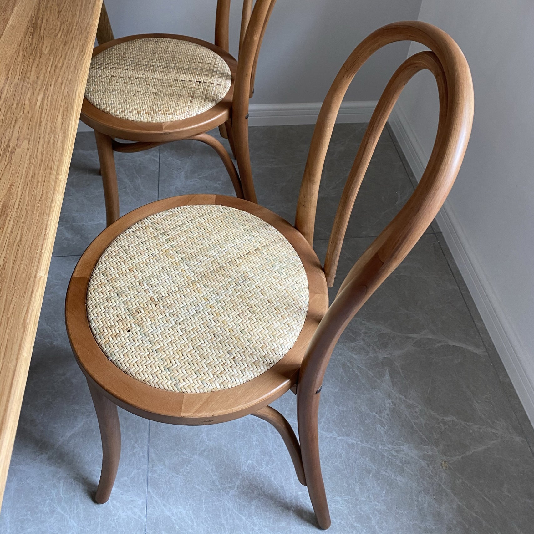 Le bois de hêtre de style contemporain préside la cuisine arrière de Windsor dinant la chaise