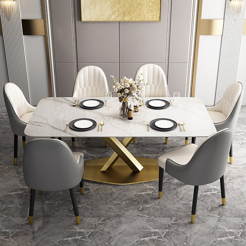 Mesa rectangular de piedra sinterizada con base de pedestal de metal dorado