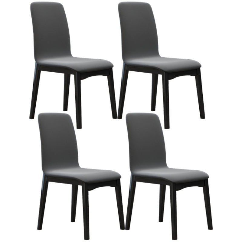 Chaise d'appoint industrielle à dossier solide en bois d'hévéa, chaise de salle à manger en cuir au fini mat avec pieds noirs