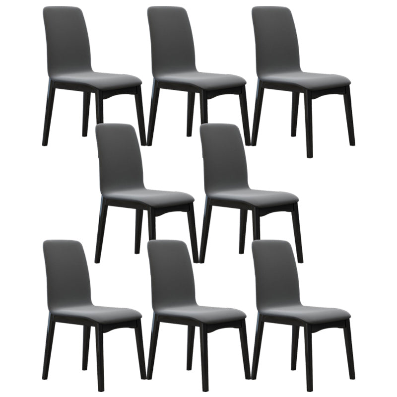 Chaise d'appoint industrielle à dossier solide en bois d'hévéa, chaise de salle à manger en cuir au fini mat avec pieds noirs