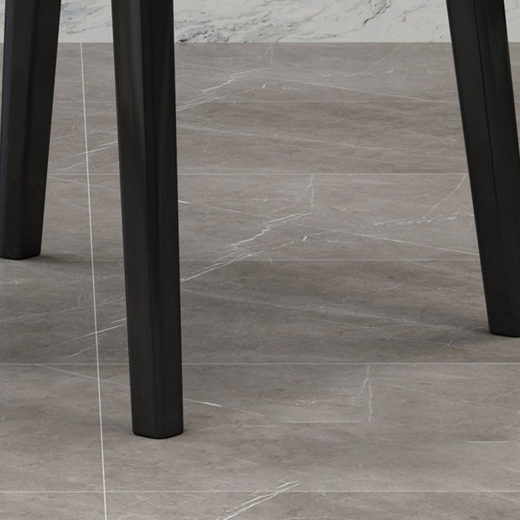 Chaise d'appoint industrielle à dossier solide en bois d'hévéa, chaise de salle à manger en cuir au fini mat avec pieds noirs
