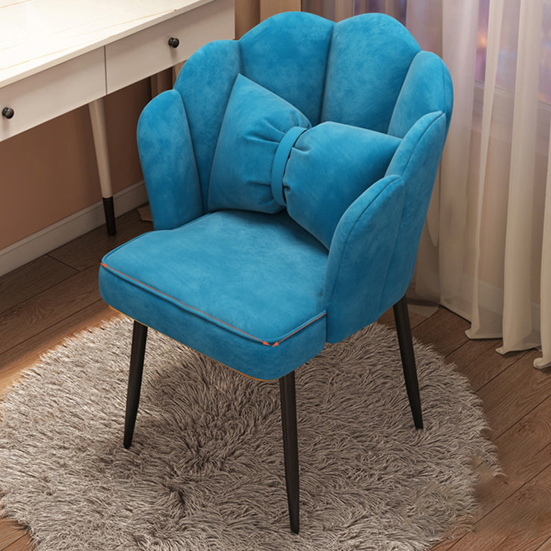Chaise d'appoint contemporaine en métal, avec bras rembourrés, avec couronne et dossier supérieur