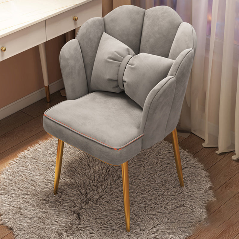 Chaise d'appoint contemporaine en métal, avec bras rembourrés, avec couronne et dossier supérieur