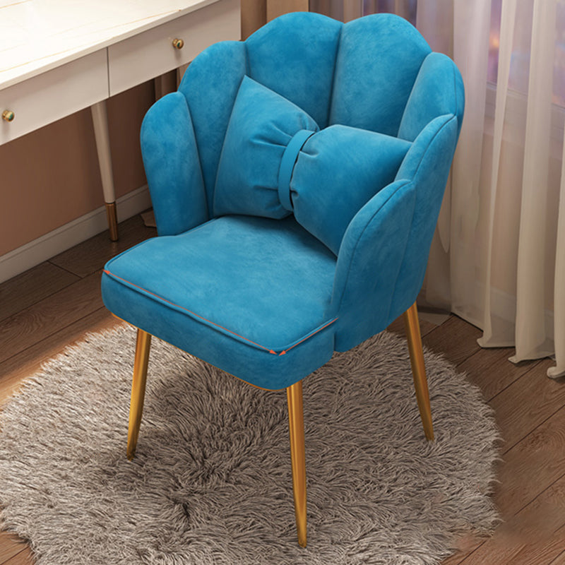 Chaise d'appoint contemporaine en métal, avec bras rembourrés, avec couronne et dossier supérieur