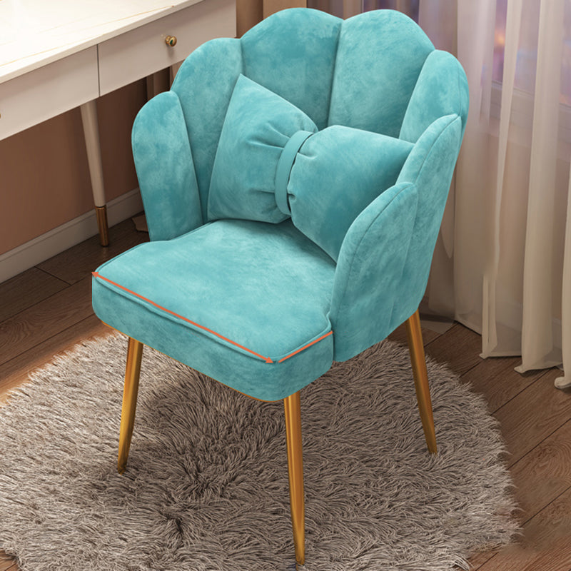 Chaise d'appoint contemporaine en métal, avec bras rembourrés, avec couronne et dossier supérieur