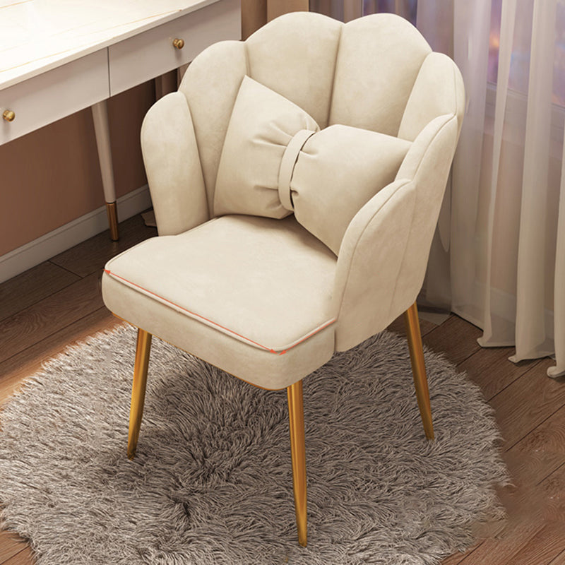 Chaise d'appoint contemporaine en métal, avec bras rembourrés, avec couronne et dossier supérieur