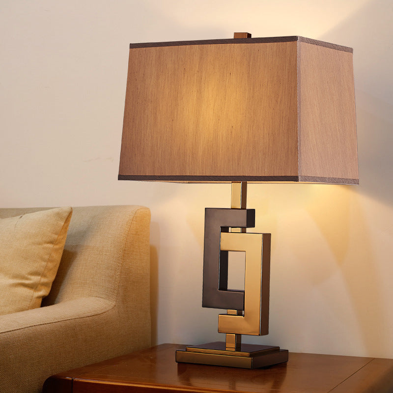 Tissu trapèzoïde Éclairage modernisme 1 ampoule petite lampe de bureau en noir et or