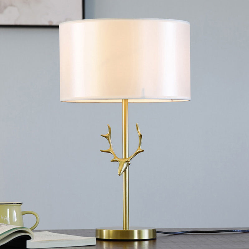 Cilindrische stoffen bureaulamp modernistisch 1-lamps witte nachttafellamp met gouden metalen elanden
