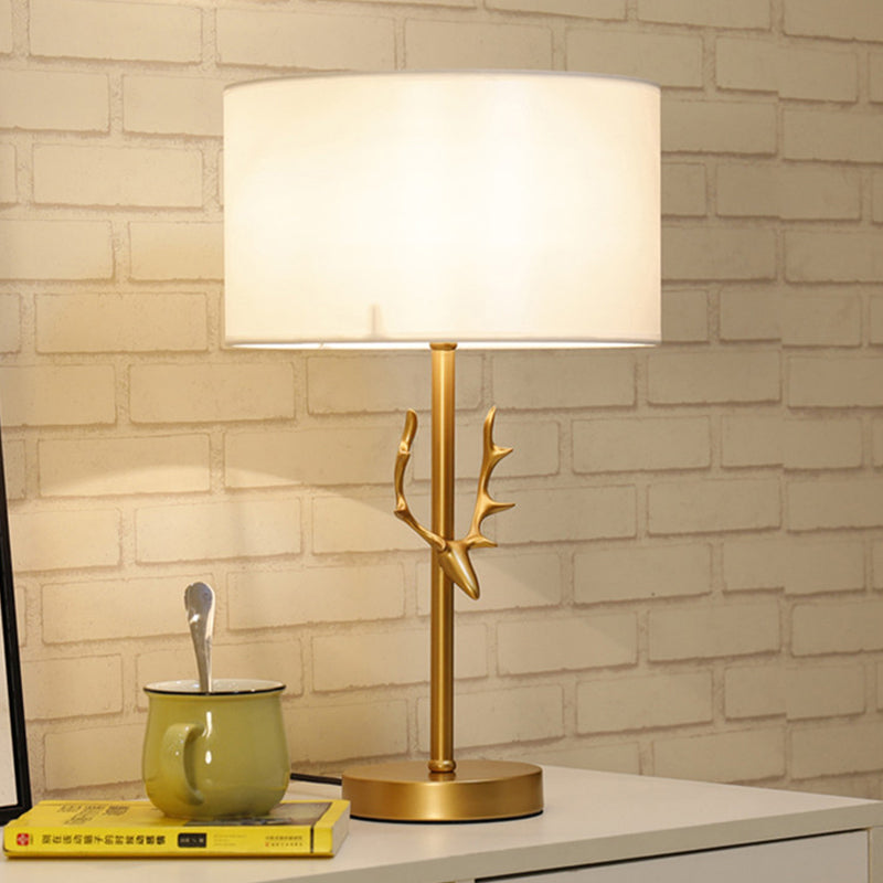 Lámpara de escritorio cilíndrica de tela, lámpara de mesa de noche blanca modernista de 1 bombilla con alce de metal dorado