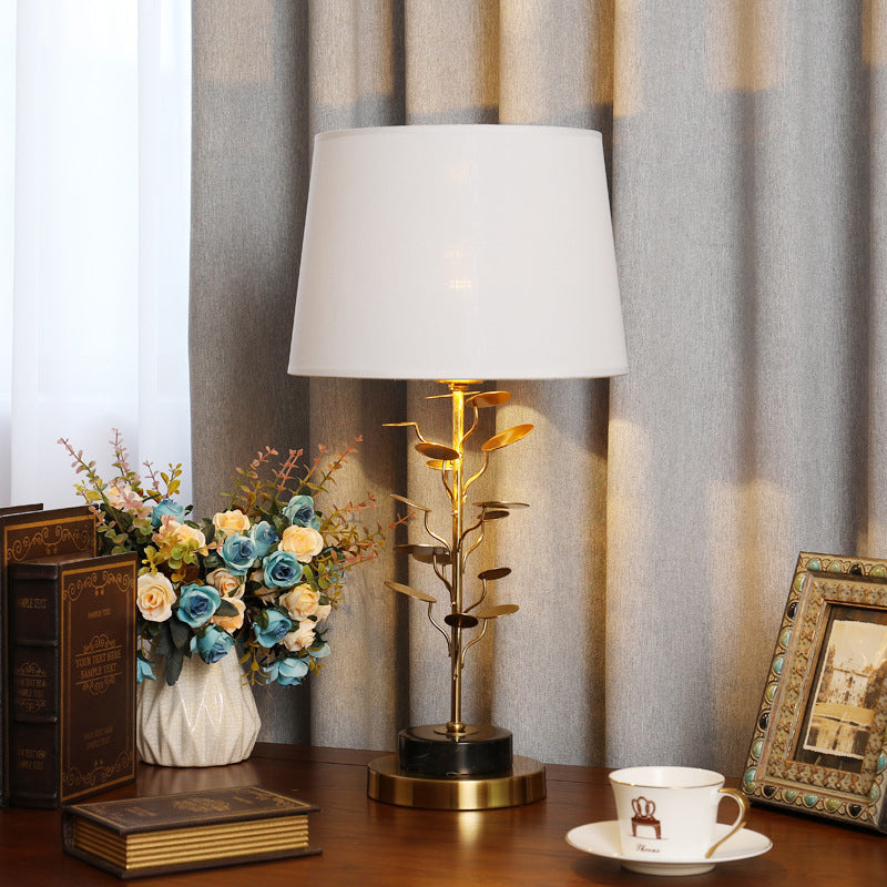 Lampada da tavolo conica moderna in tessuto 1 lampadina da lettura per libri in bianco con albero in metallo dorato
