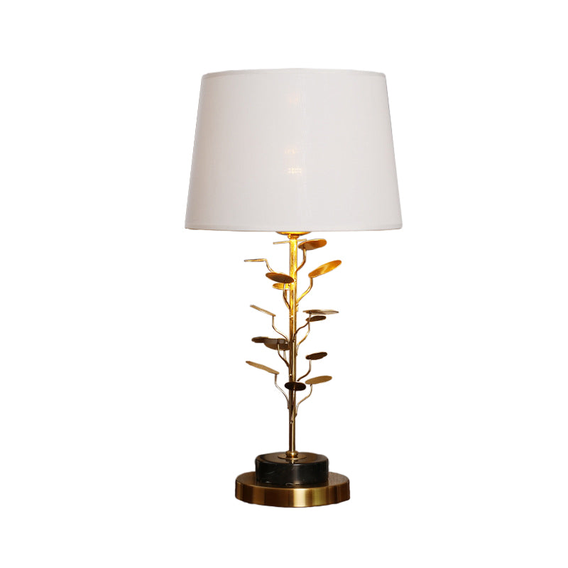 Lampada da tavolo conica moderna in tessuto 1 lampadina da lettura per libri in bianco con albero in metallo dorato