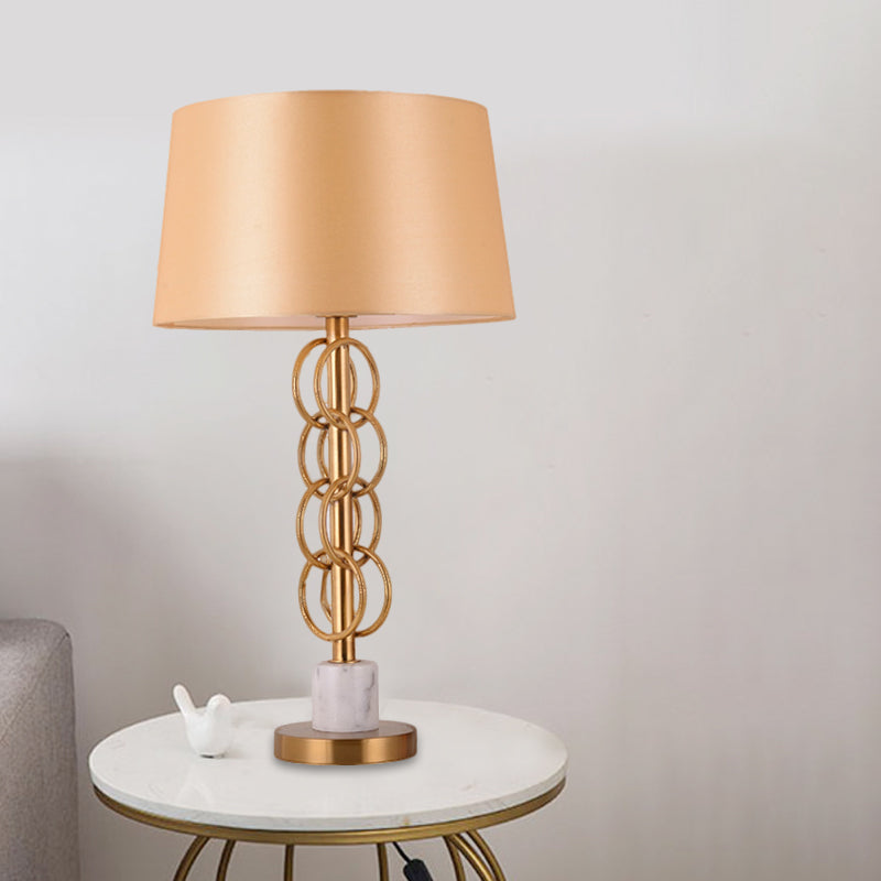 Lampada da tavolo a botte gialla Lampada da comodino moderna in tessuto a 1 lampadina con base circolare in metallo