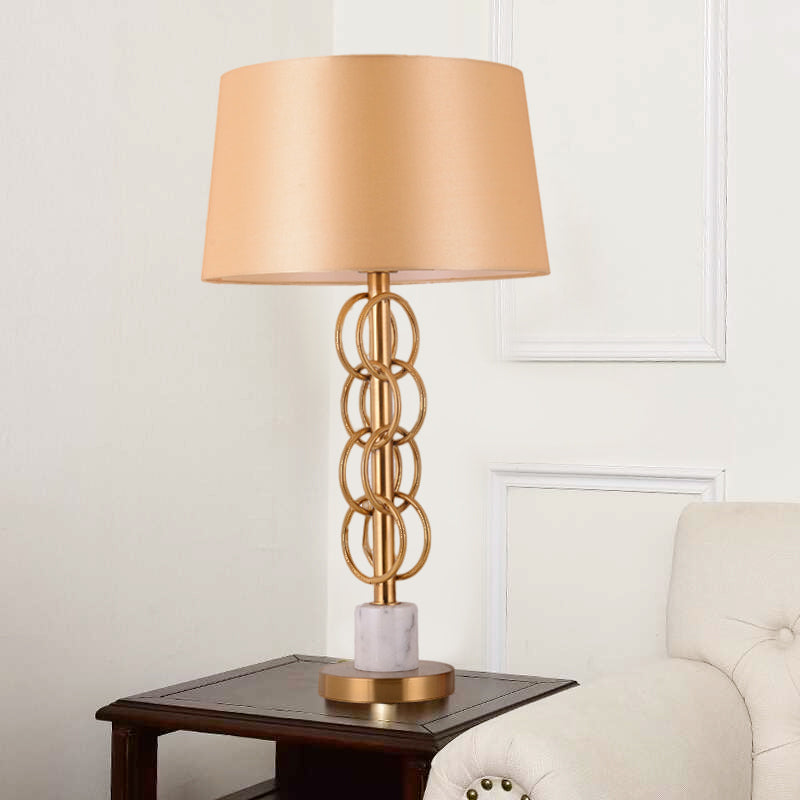 Lampada da tavolo a botte gialla Lampada da comodino moderna in tessuto a 1 lampadina con base circolare in metallo