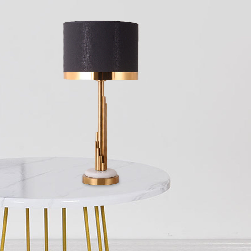 Éclairage de tâche de bulbe contemporain 1 lampe de table de nuit cylindrique en or avec une teinte en tissu noir