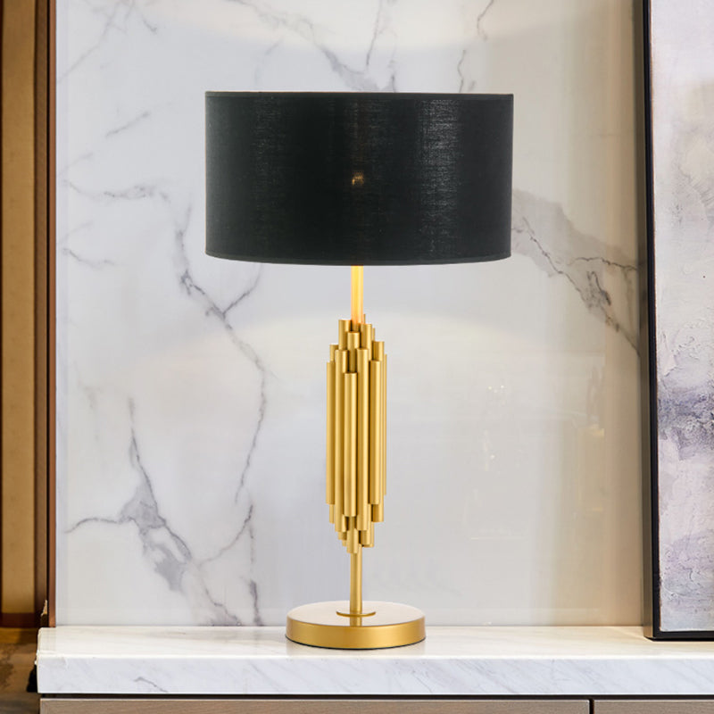 Lampada da comodino moderna a 1 testa in tessuto con luce da scrivania ombreggiata, colore nero con base circolare in metallo dorato