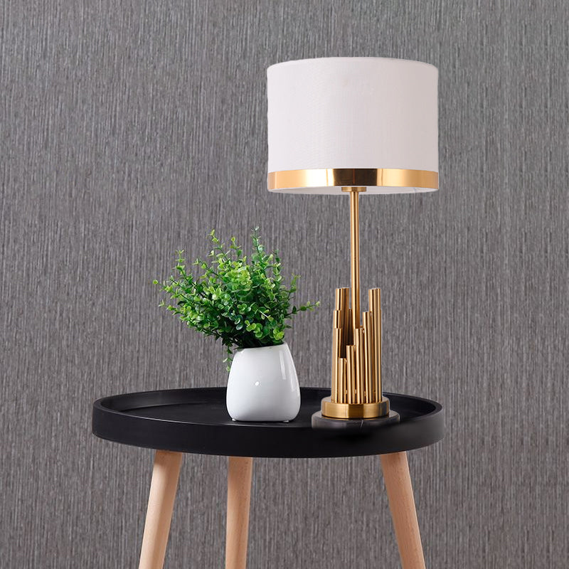 1 Éclair de tâche de chambre à coucher moderne petite lampe de bureau avec une teinte en tissu de cylindre