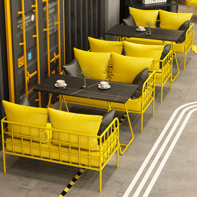 Mesa de cena de piedra sinterizada industrial mesa de mesa negra con marco amarillo para comedor