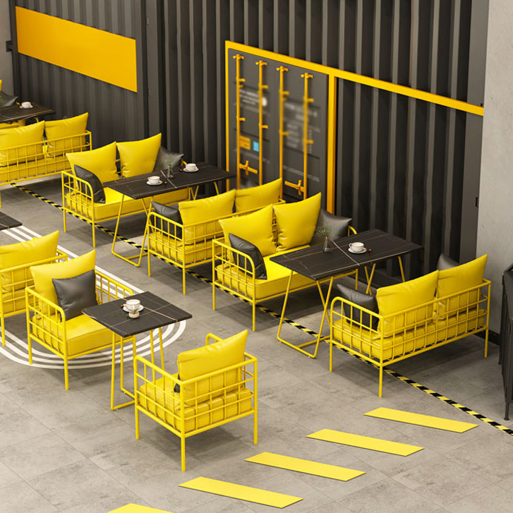 Mesa de cena de piedra sinterizada industrial mesa de mesa negra con marco amarillo para comedor
