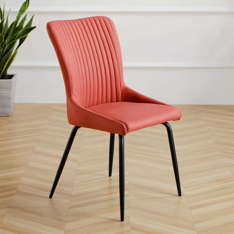 Chaise d'appoint d'hôtel scandinave en cuir Chaise de salle à manger Parsons de 18,5 po de large avec pieds noirs