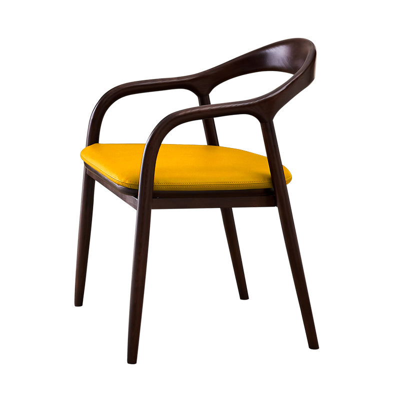 Cuisine minimaliste ouvrant le dos dinant le fauteuil de salle à manger en bois massif