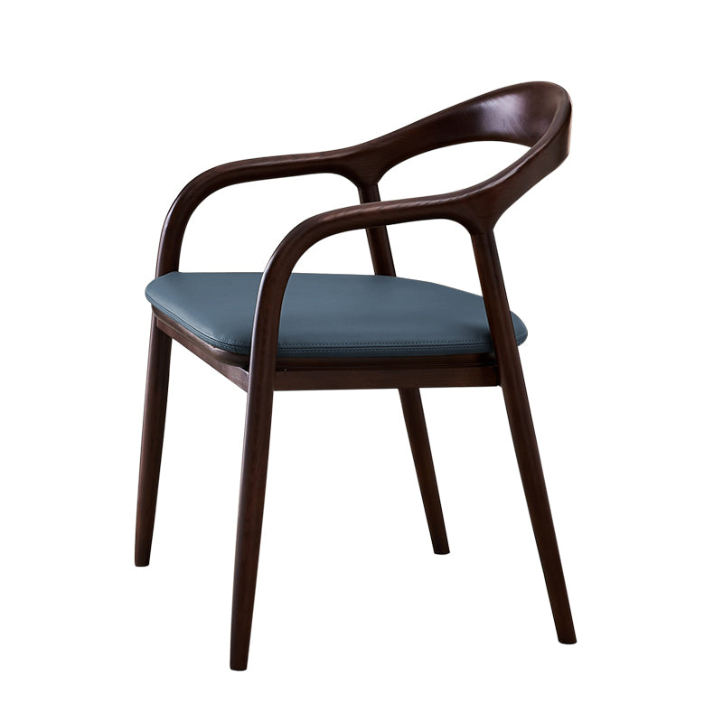 Cuisine minimaliste ouvrant le dos dinant le fauteuil de salle à manger en bois massif