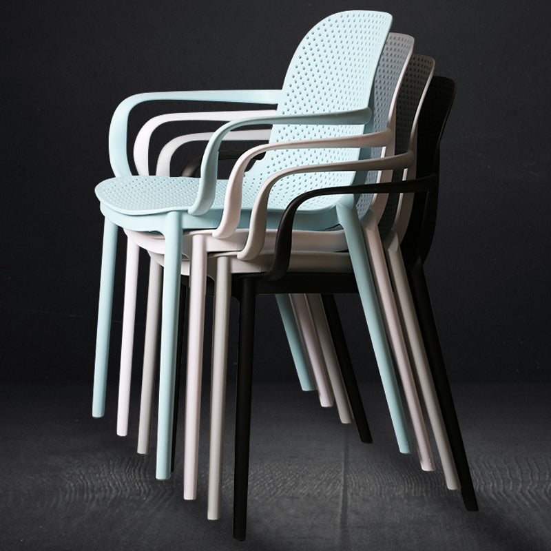 Sillón de comedor de plástico de estilo moderno Silla de comedor apilable multicolora
